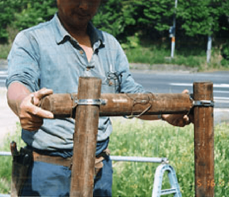 横木を杭にセットします。