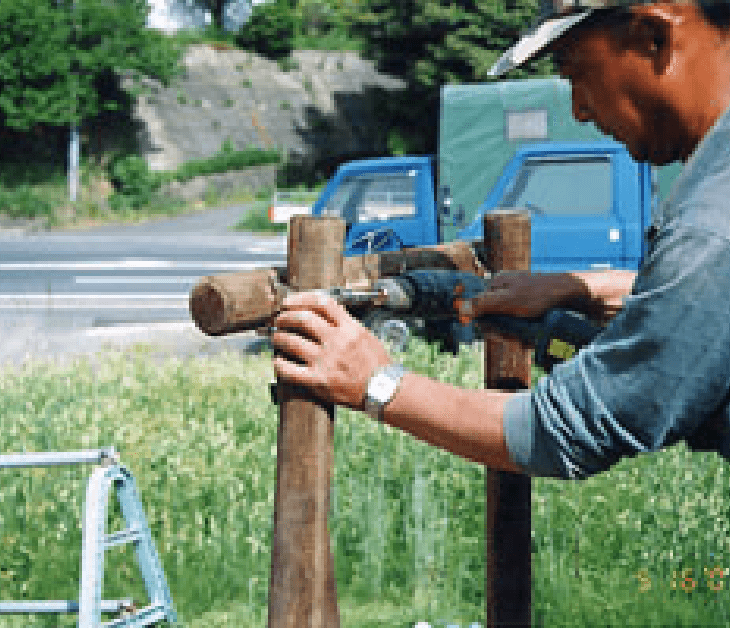 横添木結束クランプを締め付けます。